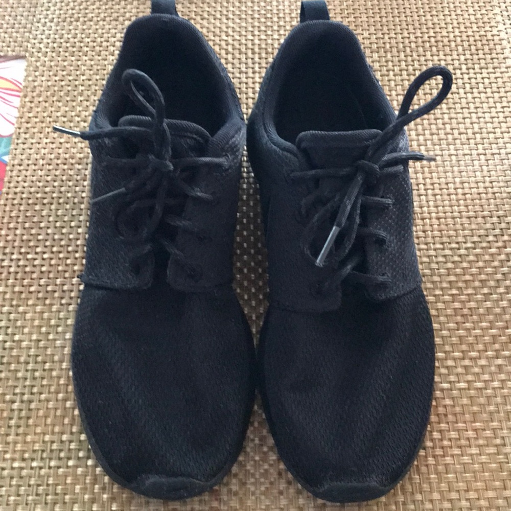 Black Nike Roshe